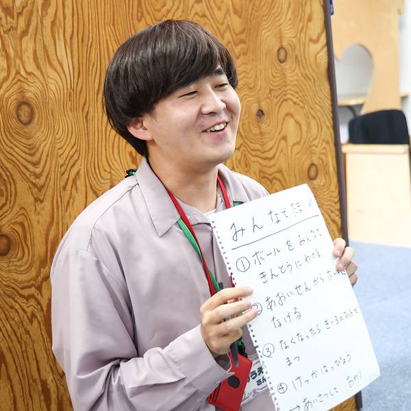 イベントを進行するスタッフ