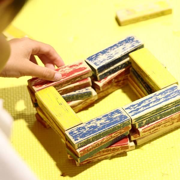 積み木で遊ぶ子ども