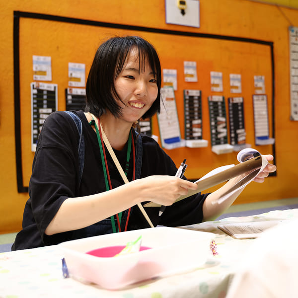 笑顔で働く女性スタッフ